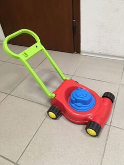 Игрушки много