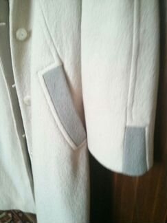 Демисезонное белое пальто 