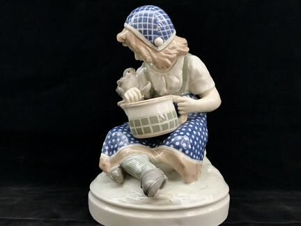 Девочка с цыпленком Amhora
