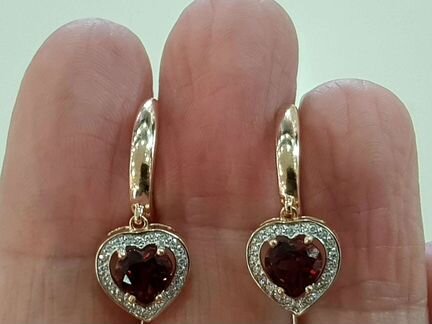 Золотые серьги с бриллиантами и гранатом