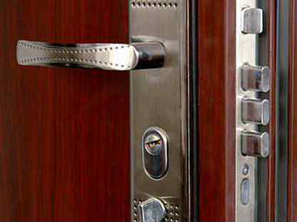 Atra dierre сейф. Перекодировка замка входной металлической двери. Замена замка сейф двери. Замочный мастер. Замки для сейф дверей.