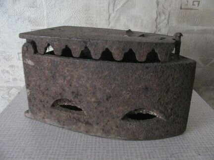 Утюг старинный раскопки - реквизит