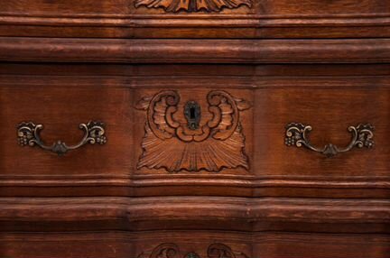 Комод антикварный с лапами