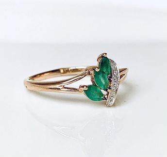 Золотое кольцо с изумрудами и бриллиантами