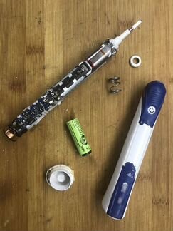 Электрическая зубная щетка oral-b