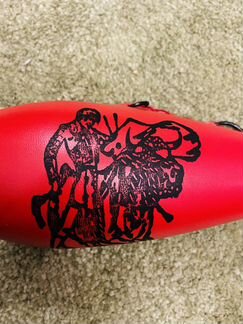 Бутылка с головой быка для напитков из Испании