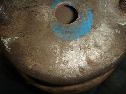 Подушка крепления двигателя правая сторона VW tran